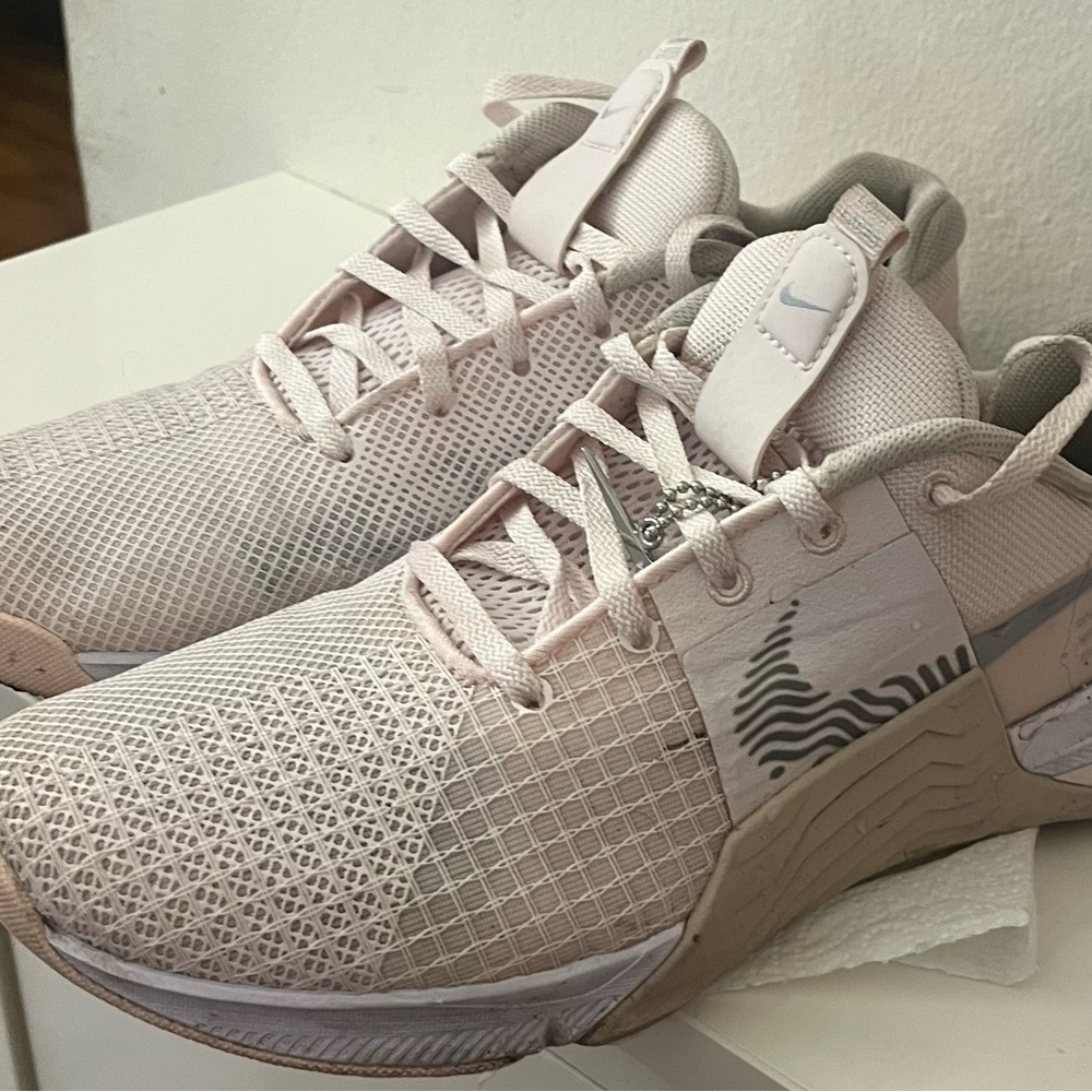 Nike met on size 9 women’s